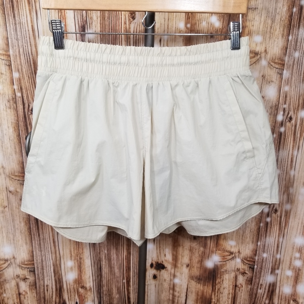 NEW Under Armour Tan Crinkle Athletic Women's M Loose Activewear Shorts Pockets